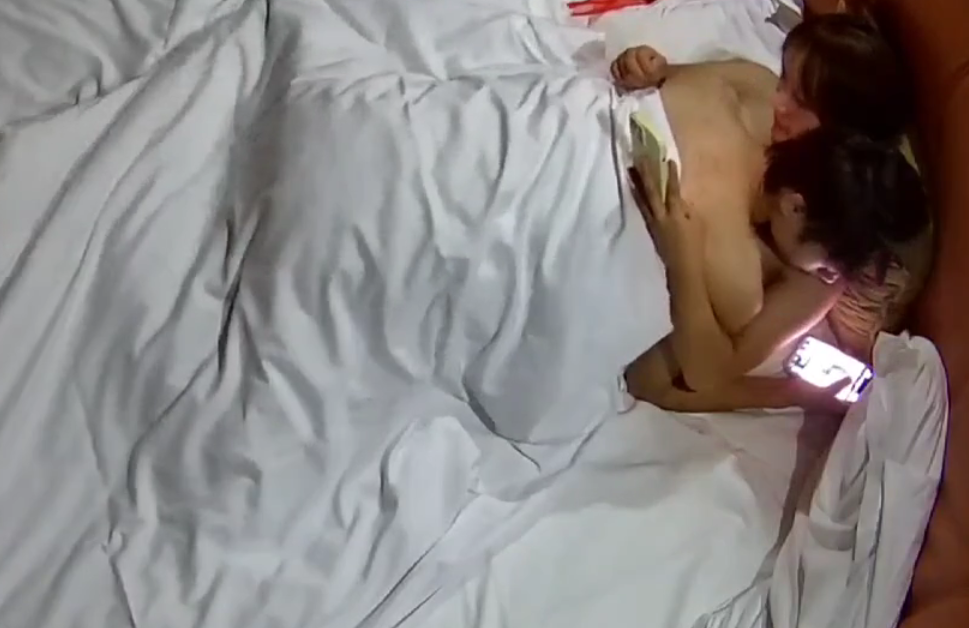 情趣台 11-17 小情侣女孩好苗条 酥胸盈盈一握 在被窝里操热了 直接女上让男友享受 最后射了没