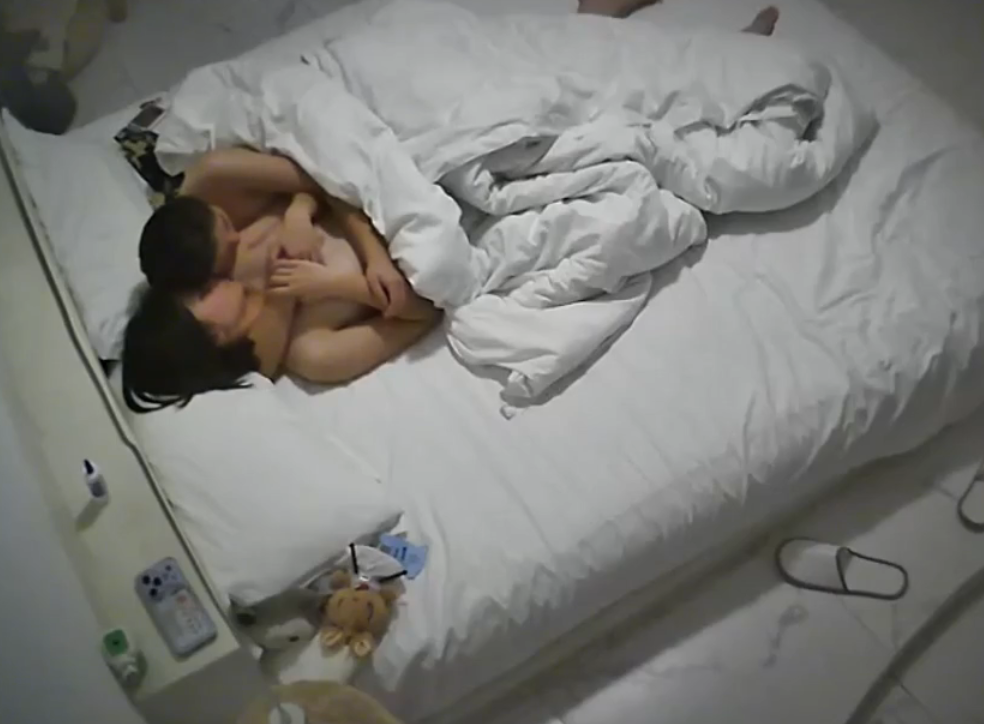 上帝视角 2-6 一对难得的女同情侣 而且身材也都不错哟 奶子都挺好看 不过玩得太含蓄 加点道具就更好了