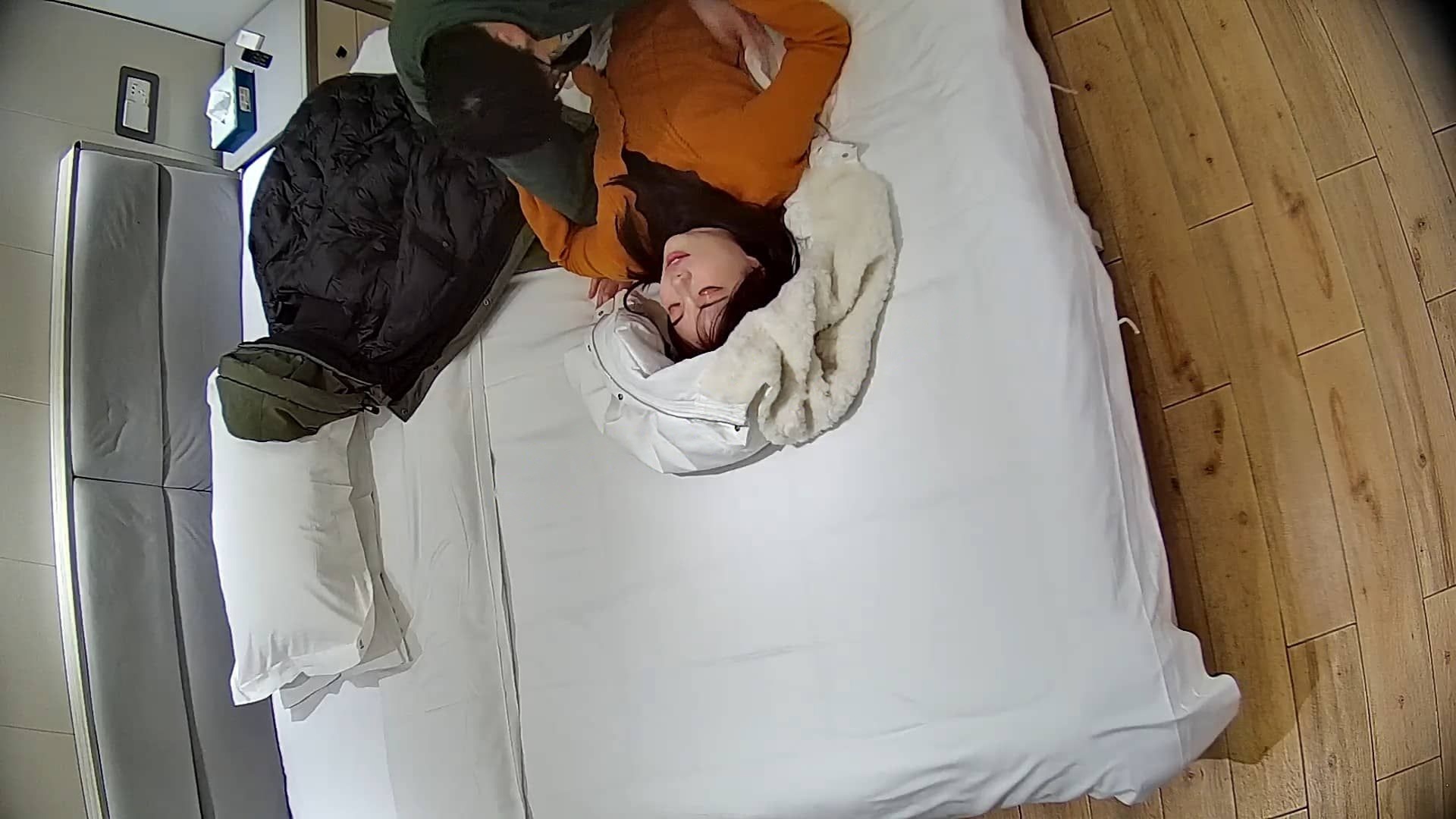 ❤️20260204❤️不顾甜妹女友生理期把她按床边撩开插入内射