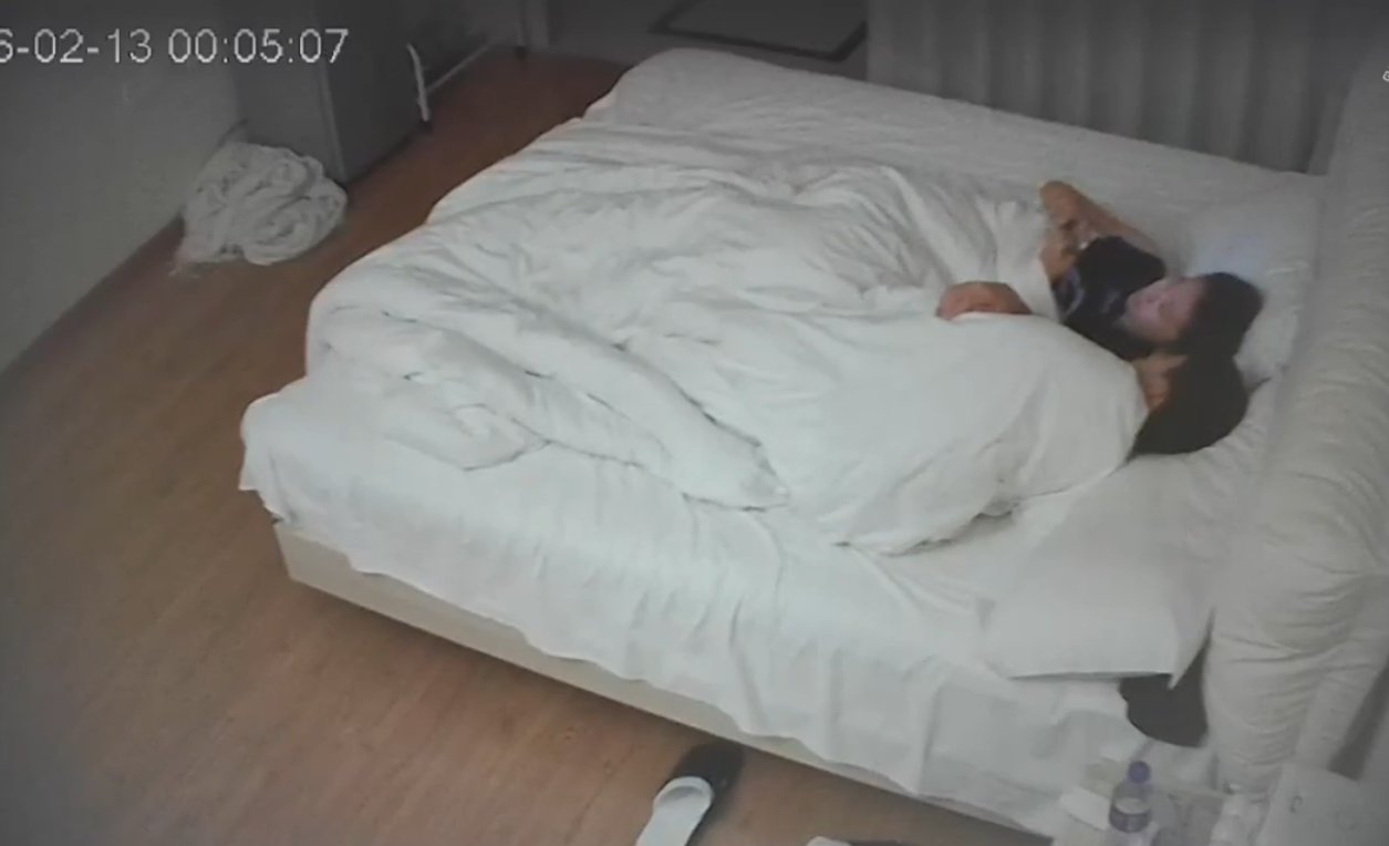 乐橙 2-13 小美女身材娇小 奶子盈盈一握很可爱 坐在男人屌上尽情放飞自我 更是被男人扛腿爆操