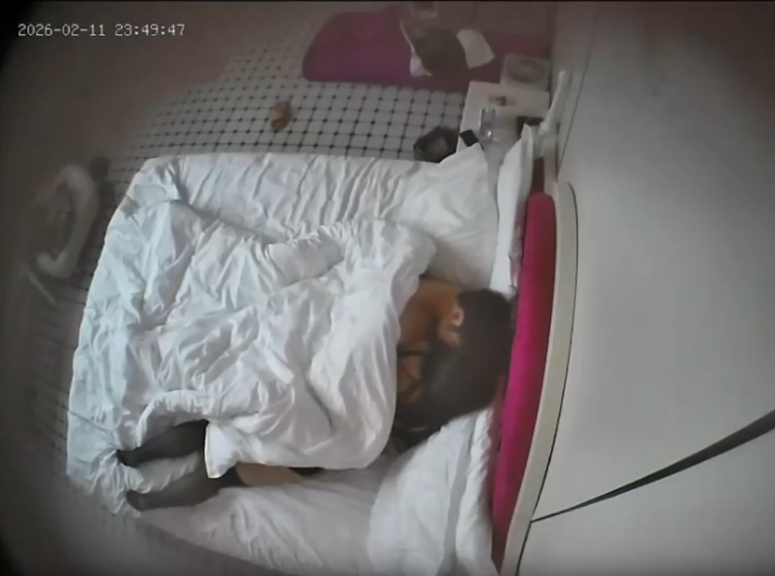 上帝视角 2-12 年轻情侣玩得就是花 美女先穿上黑丝 手里还拿个皮鞭 男人一边操她 她一边抽男人 双淫