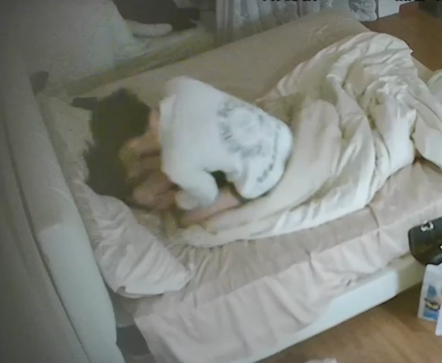 乐橙 2-10 身材好皮肤好 颜值也高的大姜女在床上被男友逗趣玩弄 浑圆饱满的一对奶子 谁看了都想啃两口