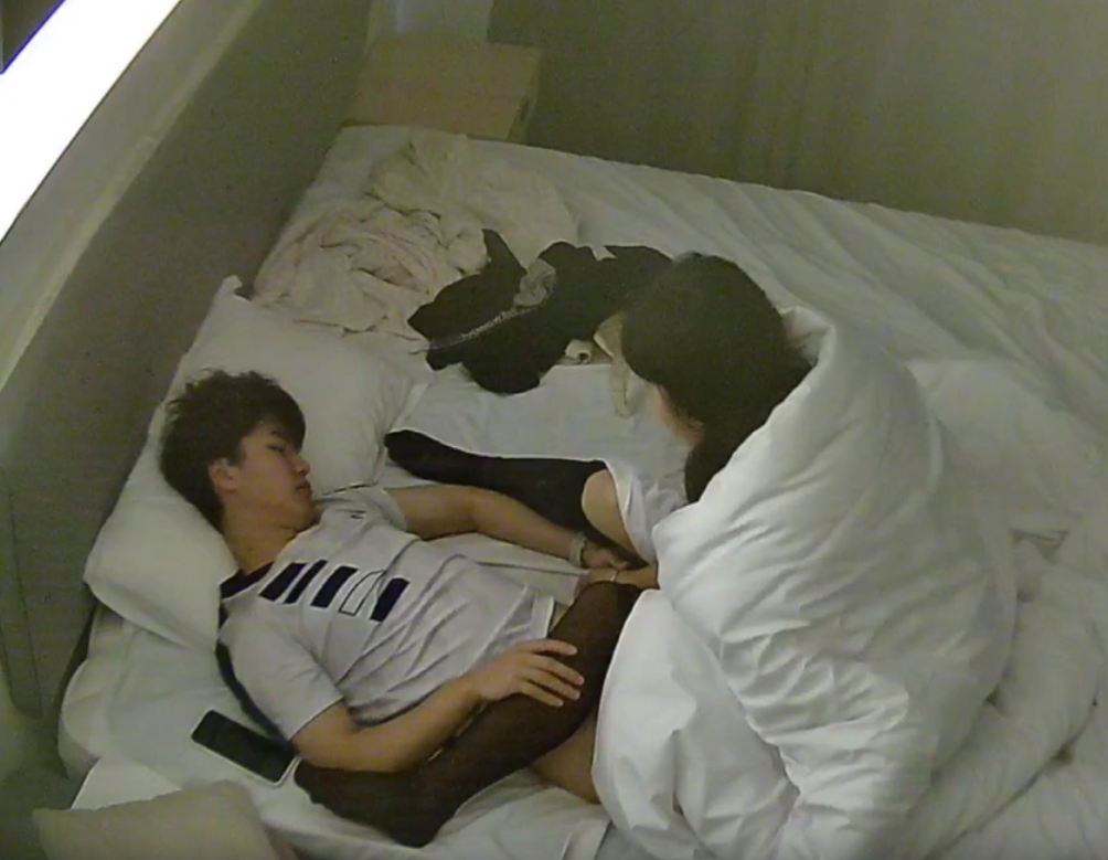 民宿酒店 3-3 青年小情侣玩情趣丝袜破坏 没有男人不喜欢撕丝袜吧 而且小美女的屁股很白很漂亮