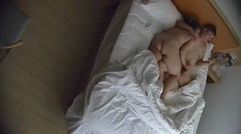 大学城 2-27 看看这小胖妞的奶子 那就是两个水袋 软乎的用来打奶炮 不是C杯能比的 别只知道撞屁股