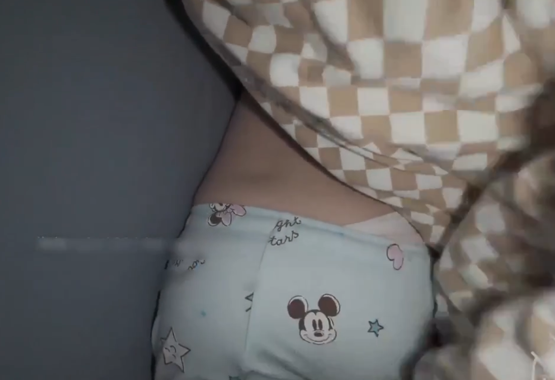 ❤️父女乱伦❤️外站大神（露露女儿日记）操嫩女儿-1 在女儿生病期间持续陪伴，让我找到机会偷偷摸了女儿的嫩穴