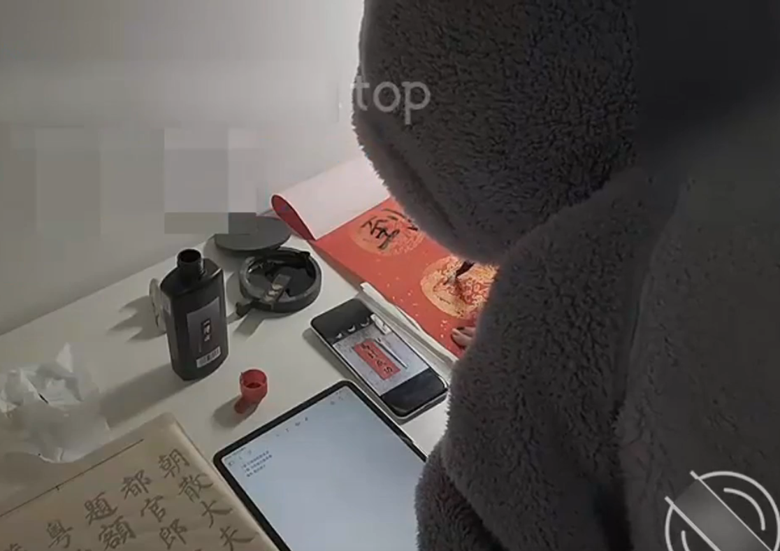 ❤️父女乱伦❤️外站大神（露露女儿日记）操嫩女儿-8 爱上摄影了，兄弟们，拍女儿写对联，调戏女儿