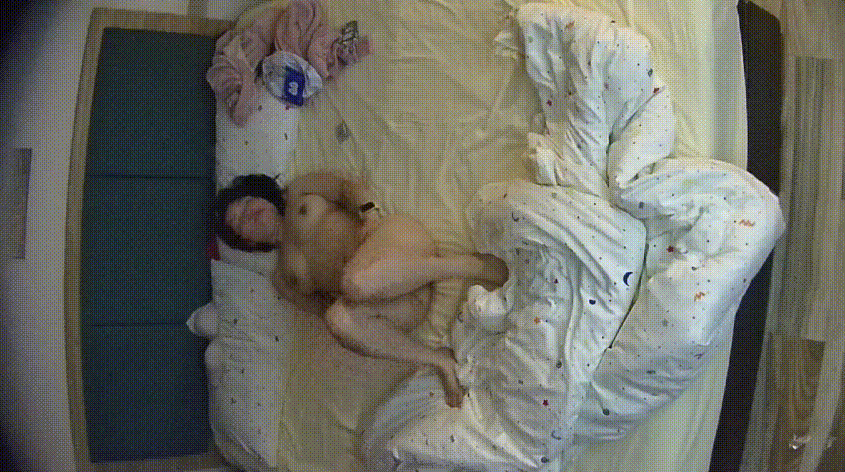 大学城 3-4 年轻小少妇肤白奶大 目测有点下坠的样子 逼毛不多不少挺好看 还有脚去撩拔男人的鸡鸡