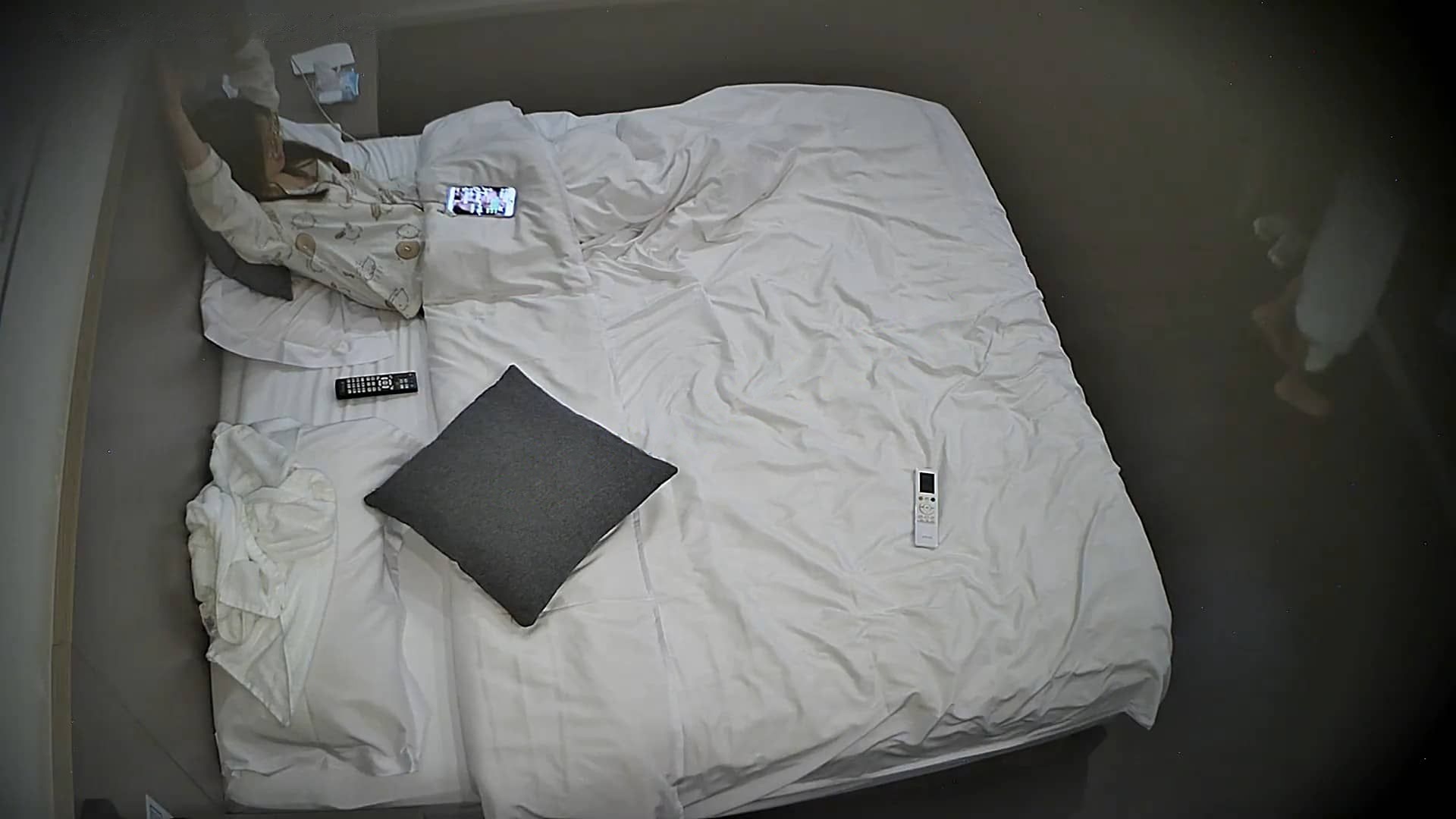 ❤️20260223❤️苗条美女的睡衣里面藏黑丝等待男友剥开享受