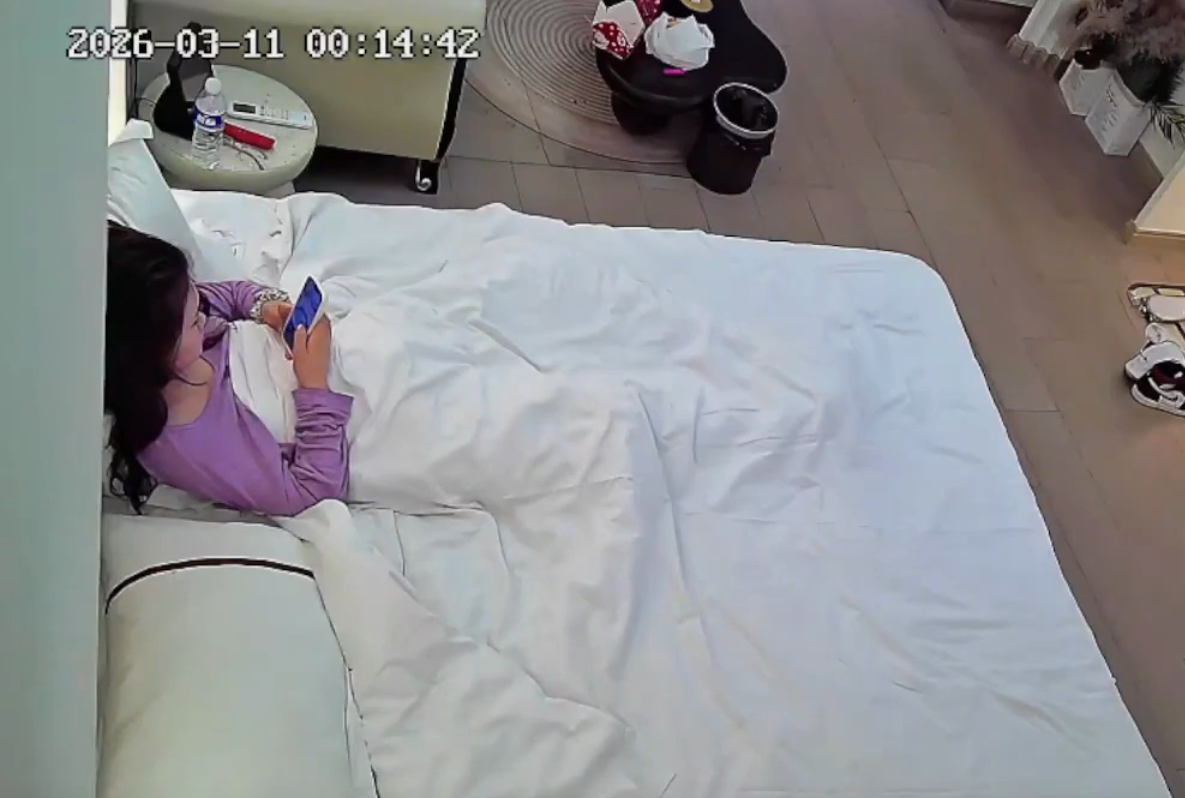 鹰眼视界 3-11 女人穿上情趣兔女郎装 在被窝给男人含屌 男人本想多操几下 结果一激动 没操两下就射了