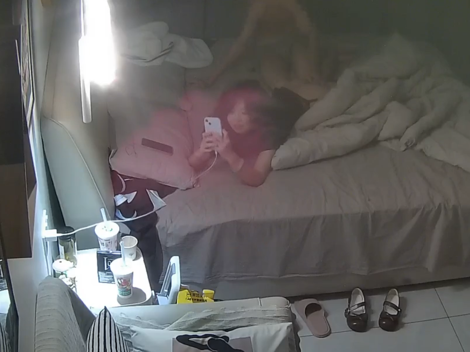 大学城 3-15 小美女跟小男友床上恩爱拉扯 男人对美女的屁股爱不释手 扶住腰就一通操 压在屁股上操