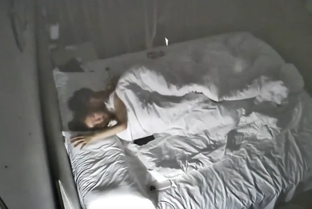 上帝视角 3-14 年轻情侣体力好激情高 就跟他妈电动小马达一样啪啪就是猛冲 完事来上一根事后烟 爽哉