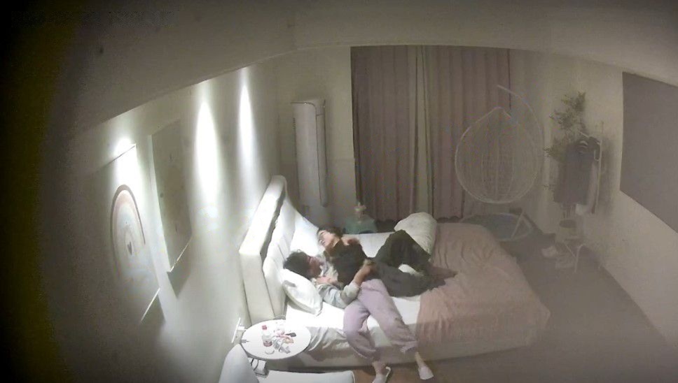 ⏪酒店偷拍⏩戴眼镜的女大被男友带到酒店日嫩逼