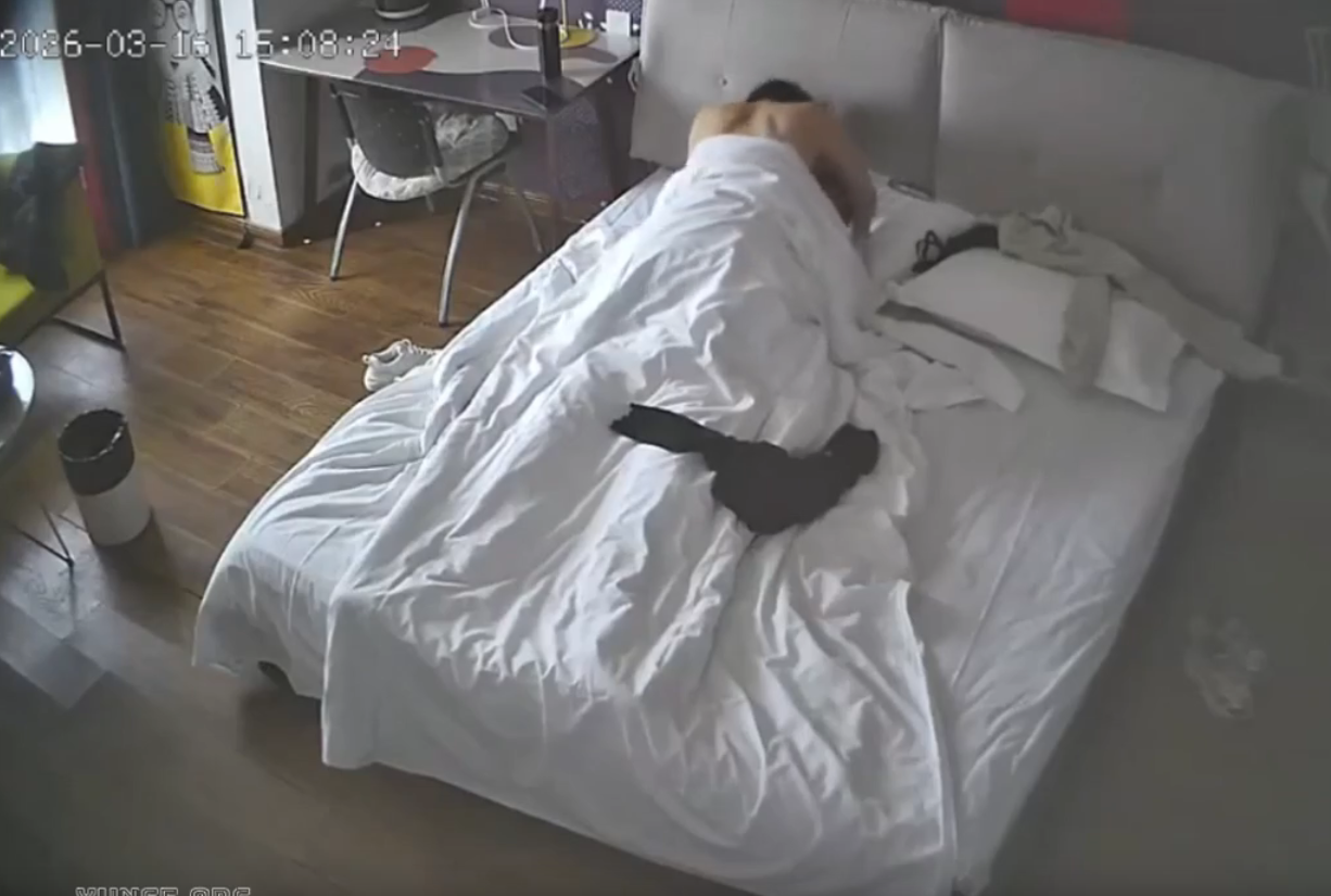 上帝视角 3-16 奶子大乳晕小的短发美少妇跟男人白日宣淫 男人是个逼控 舔逼和69全要 最后内射抱去洗澡