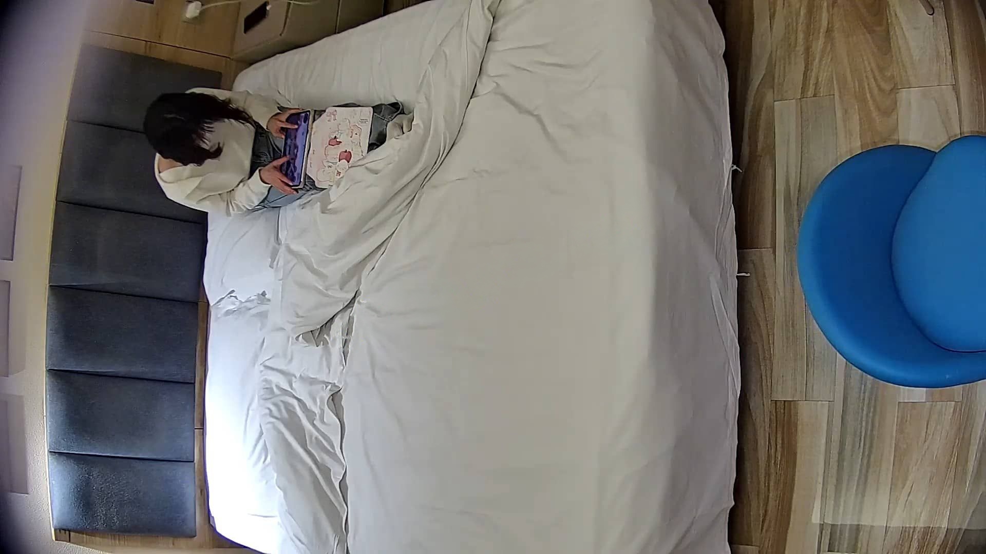 ❤️20260324❤️爱玩平板的短发可爱妹子被男友扒掉裤子捅入