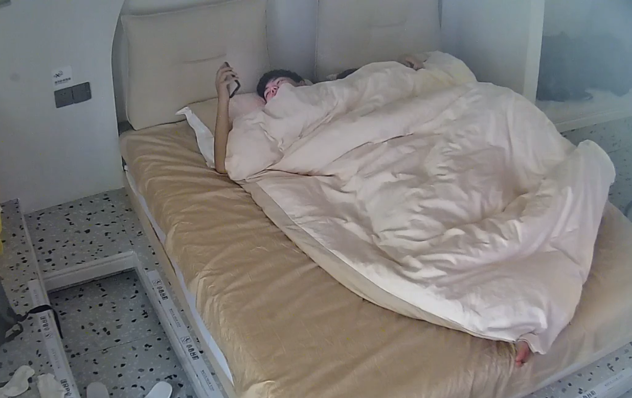 大学城民宿 3-25 开始很纯的姑娘 一到正戏就放开了 先给男人含鸡巴 扛腿操完后又含住清理 极品反差