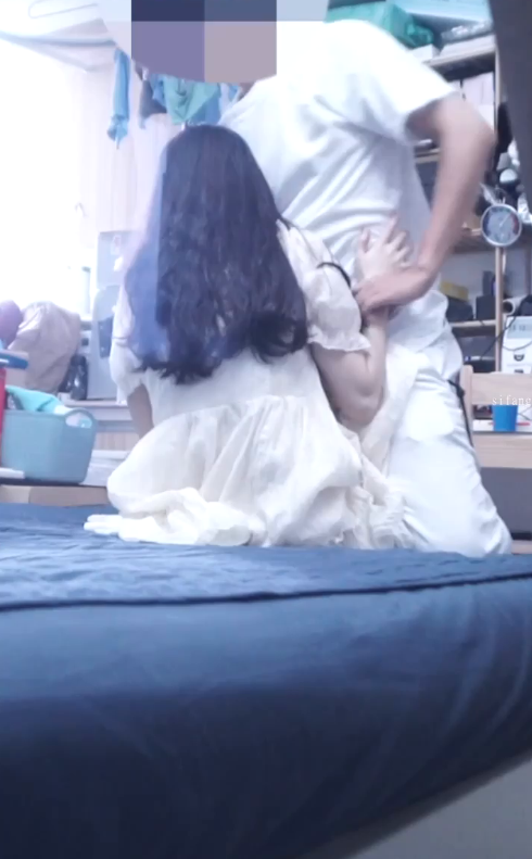 jk004 下雨天女朋友突然袭击来我家 然后就 硬了 俺尽力了 虽然半年后分手了 性欲有点强可能满足不了她