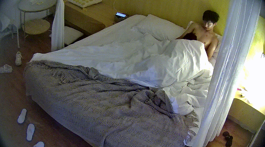 大学城民宿 4-4 这波小美女颜值很高 身材也倍儿棒 对含屌有点偏爱 小帅哥也是暴力打桩 爽到直接内射