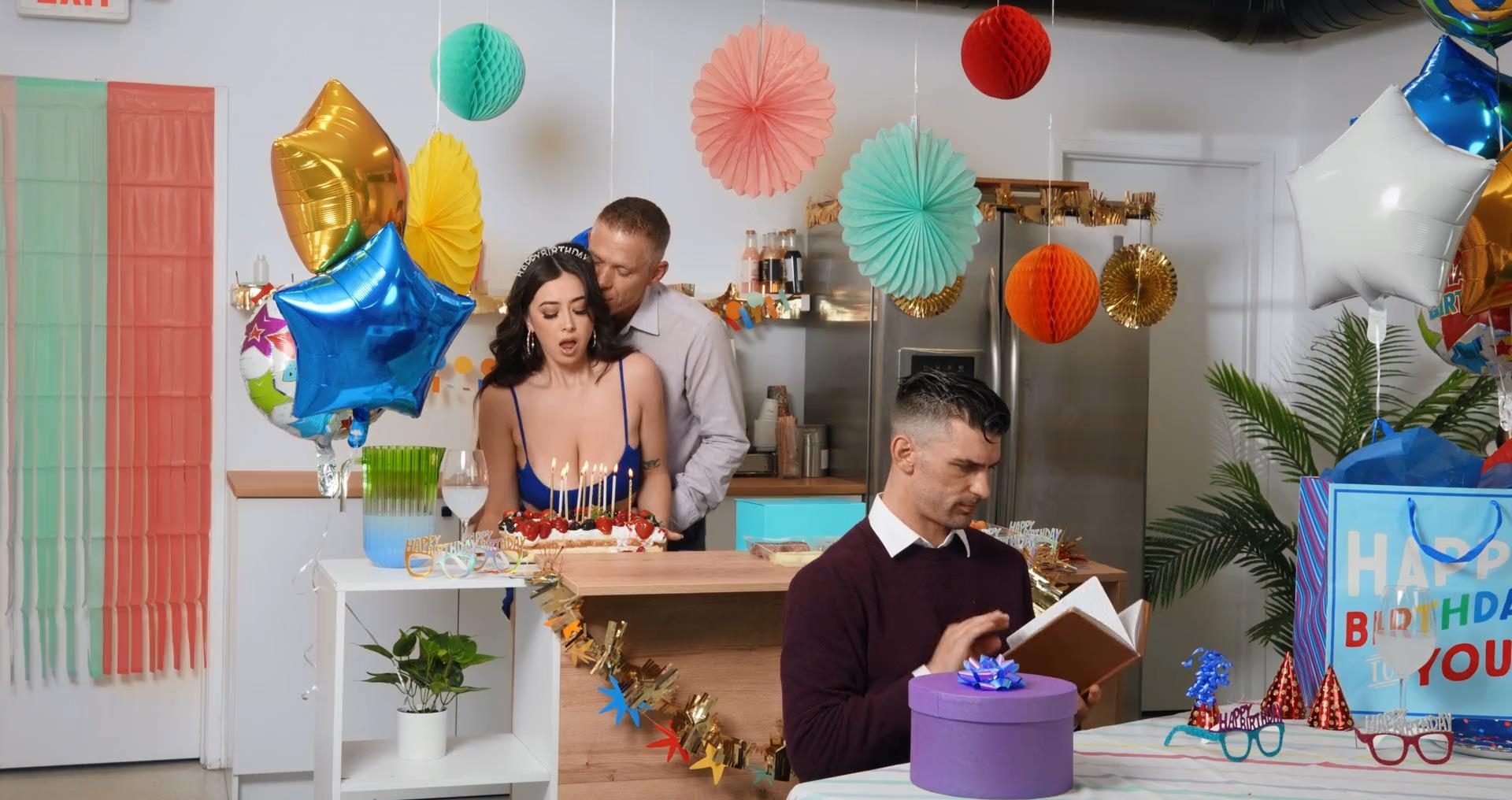 中文字幕_在生日派对上偷情_Cheatingatabirthdayparty-NUT_EA