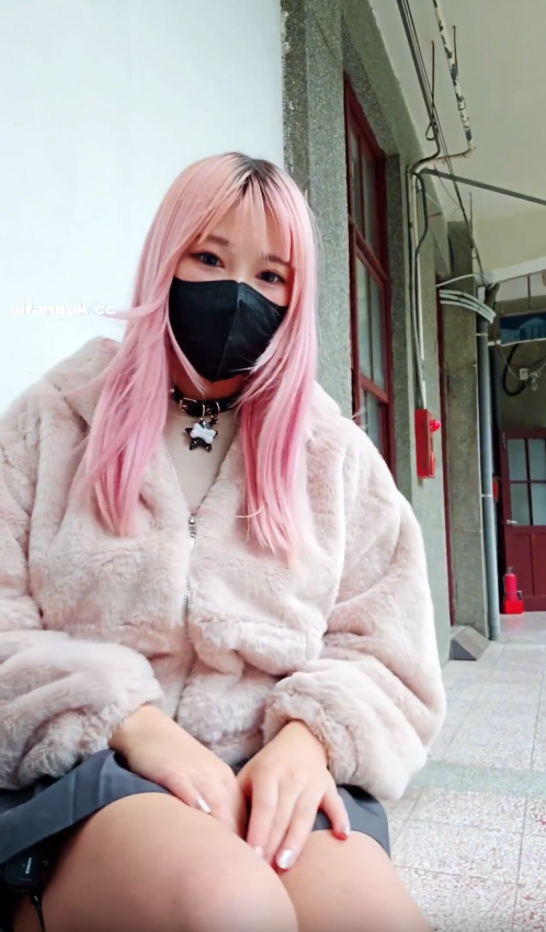 【重磅】超反差博主【小小Q】露出频道 看表情还挺紧张 強制電擊露出_冬日穿著