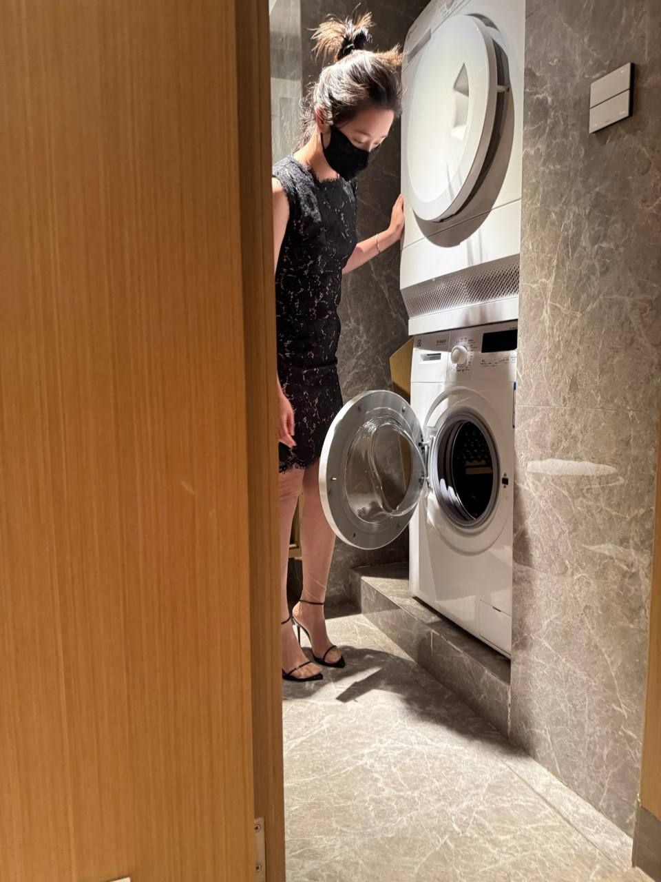 超极品绿帽淫妻【琢木鸟夫妻】公厕露出性爱 深圳土豪颜射