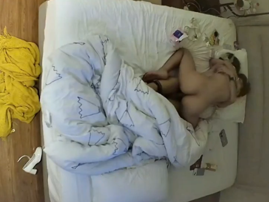 ⏪酒店偷拍⏩高挑女大帮帅气男友跪舔吃鸡后被爆日嫩穴