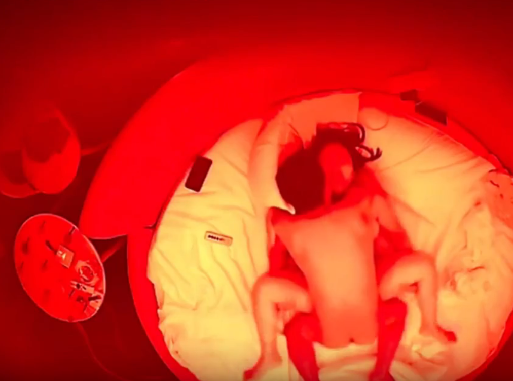 上帝视角 4-7 情趣圆床中间还有辅助操逼装置 大奶少妇躺上去奶子直甩 男人躺在下面顶真是省力不少