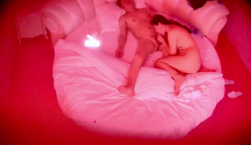 上帝视角 4-7 长发少妇无缝侍候两位失足大哥 用柔软的肉体和精湛的口技 让大哥们一吐憋在身体很久的积液