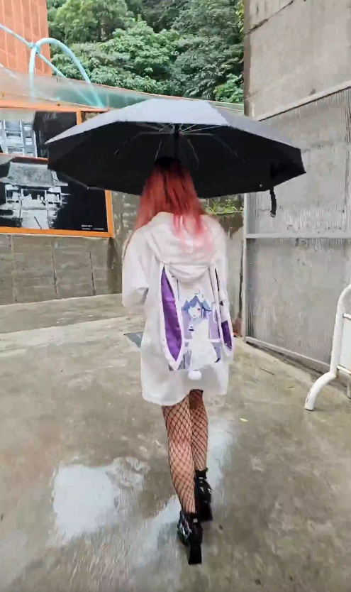 【重磅】露出博主【小小Q】奴小Q的露出频道 外套裡是魚網裝，參觀風暴塔