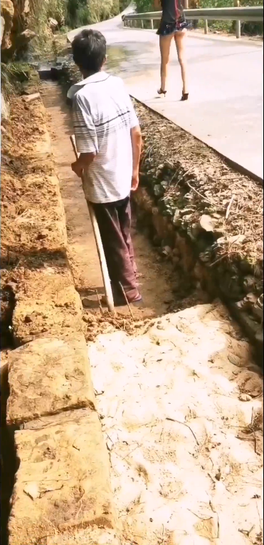 风筝断了线 – 勾引钓鱼老大爷