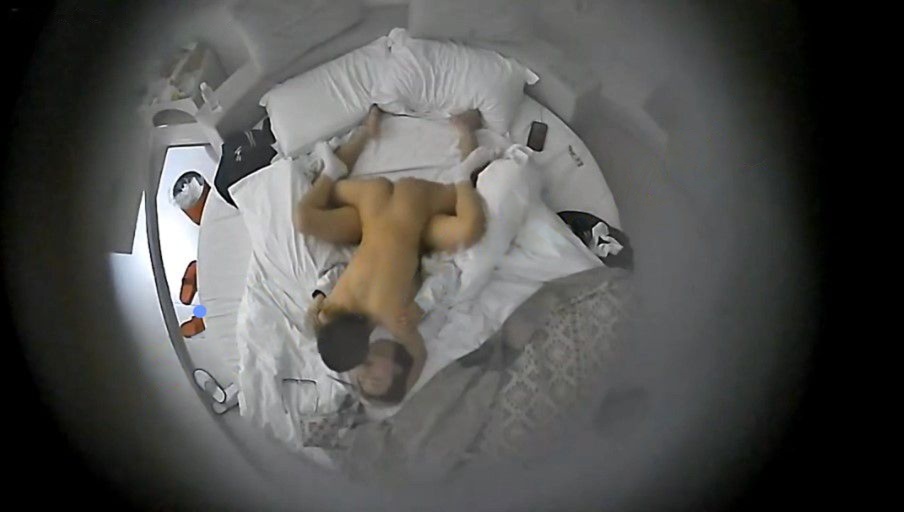 ⏪酒店偷拍⏩小白袜女大双腿分开任由男友抽插