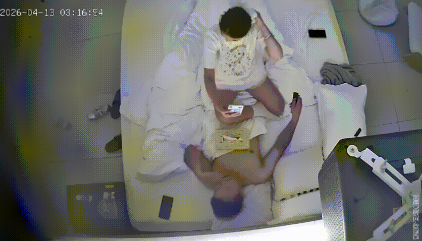 上帝视角 4-13 社会纹身男跟逗逼小女友打炮欢乐多 挨操还在看手机 操完直接内射 然后一人一根事后烟 好惬意