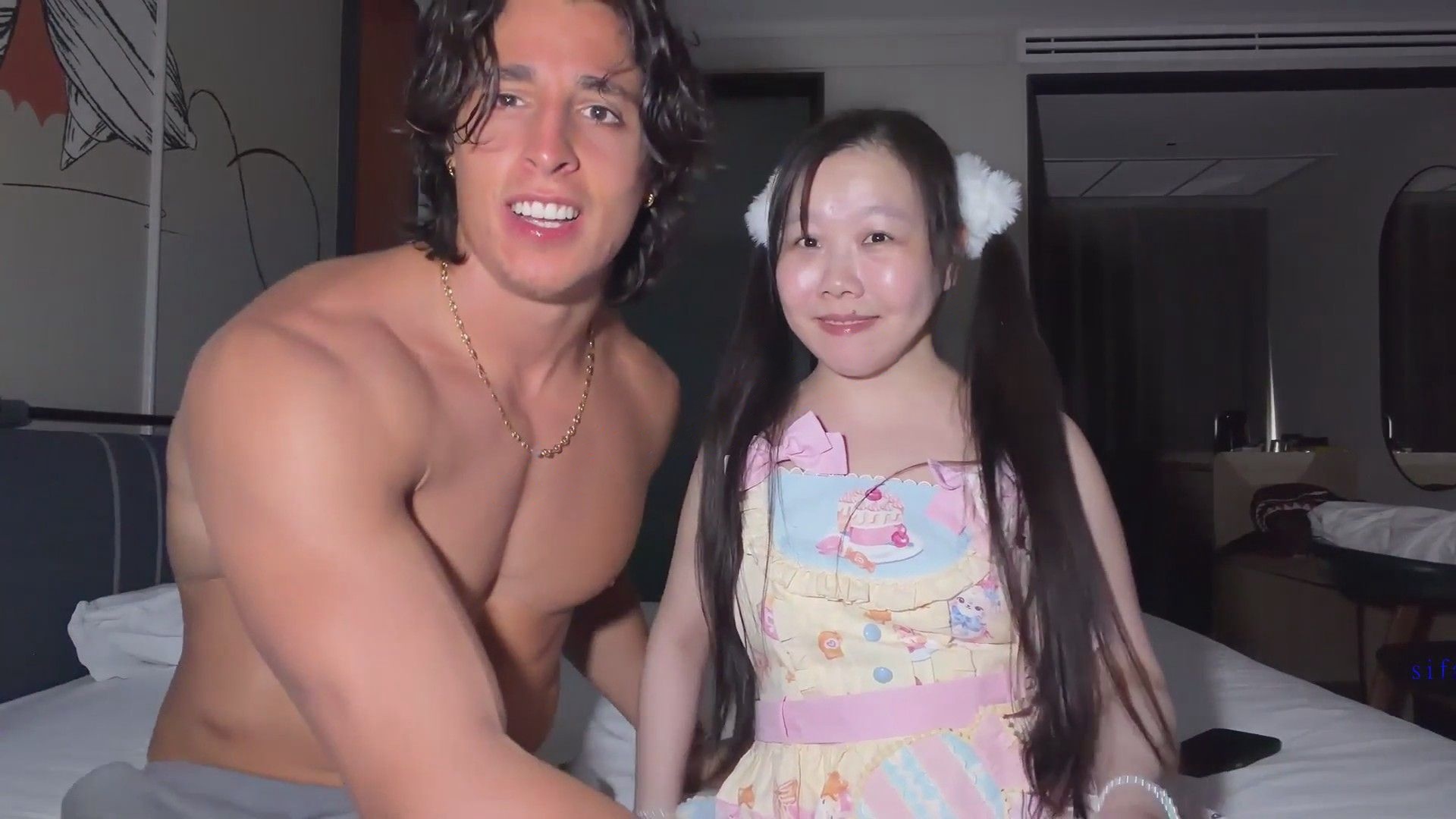 重磅萝莉淫妻冰凌紫萱全露脸挑战美国最持久男优
