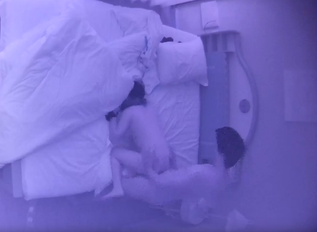 上帝视角5-16好一对又白又大的奶子但美女本身一点不胖真是极品配合男友戴上皮手套后入撅臀拍照