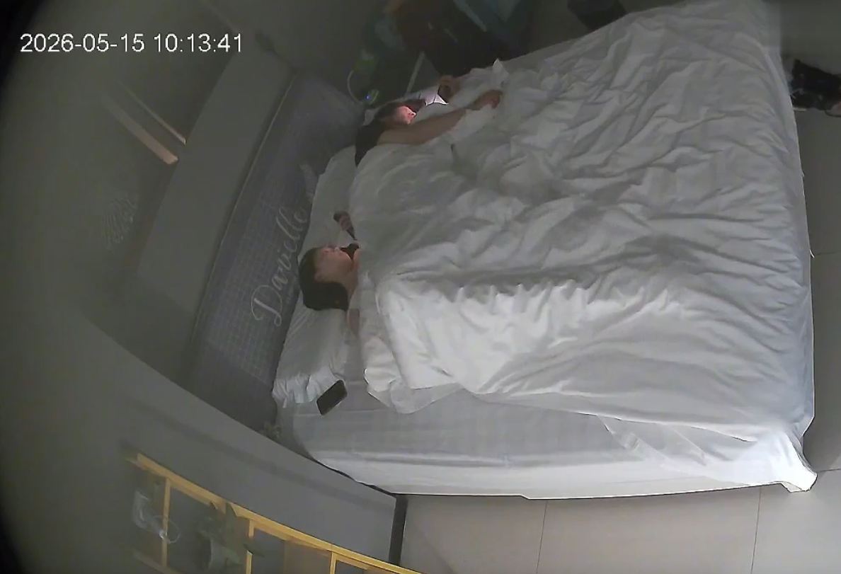 乐橙5-15小情侣进房先玩手机慢慢等情绪上来就揉奶抠逼接着就开操了美女应该不耐操完事儿就直接睡了