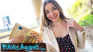 年轻可爱的乌克兰长发女孩在户外与陌生人发生性关系 public agent 欧美
