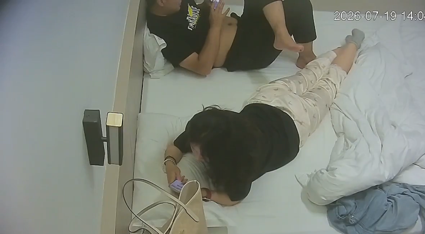 春宵阁 7-19 小小少妇长得还真俊 身材棒皮肤好 一对白奶子又滑又嫩 男人操完逼都一直揉着奶子爱不释手