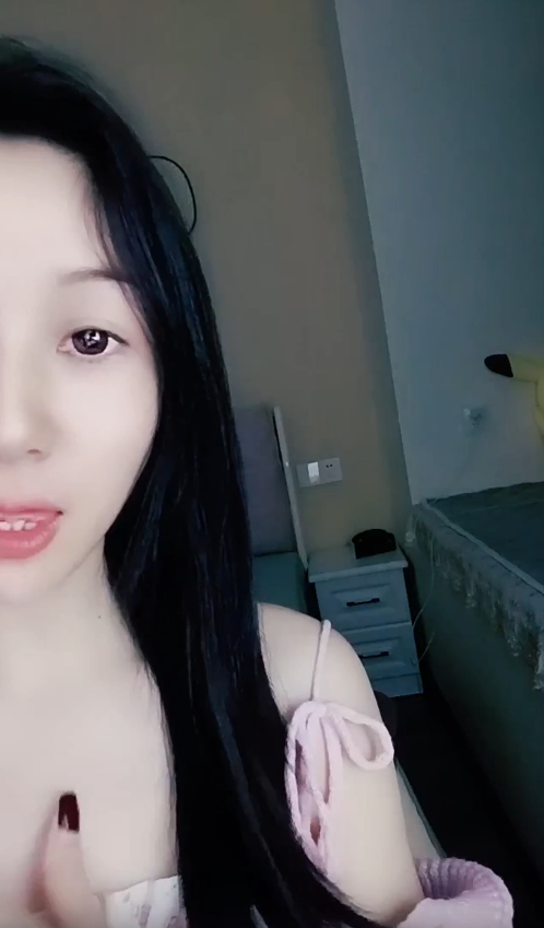玉女新人初下海！【小钰的欲】刚下好尺度不大，很白